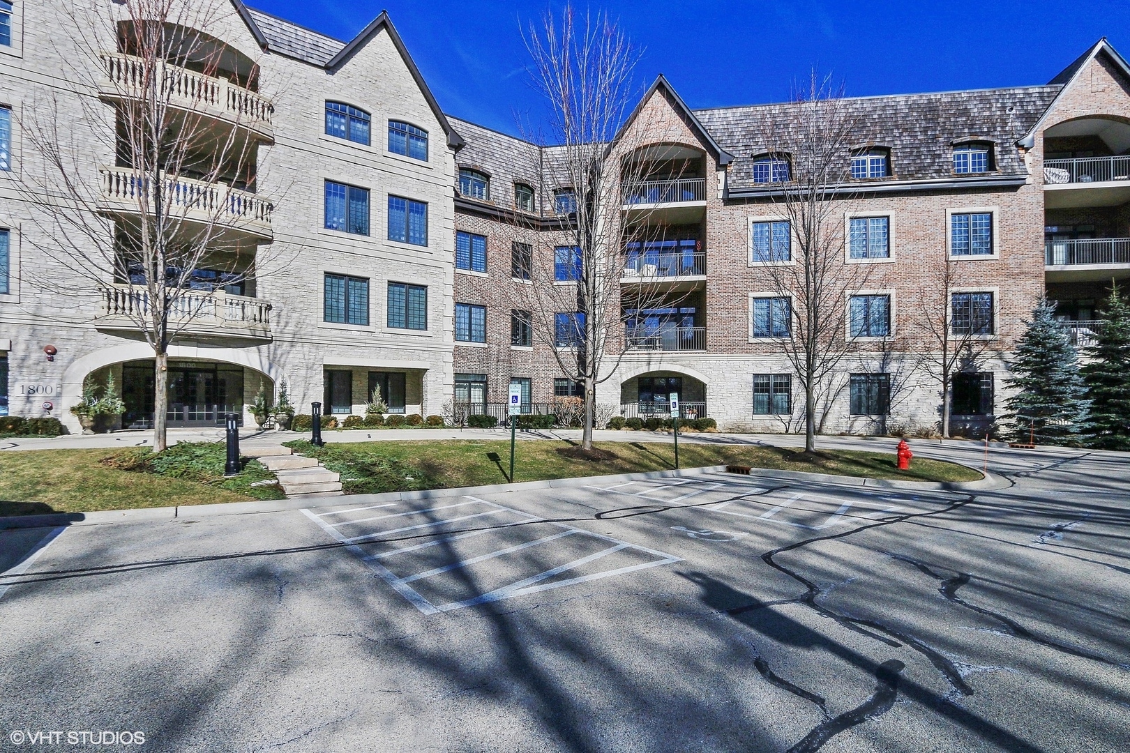 Property Photo: 1800 Amberley Court 102 IL 60045