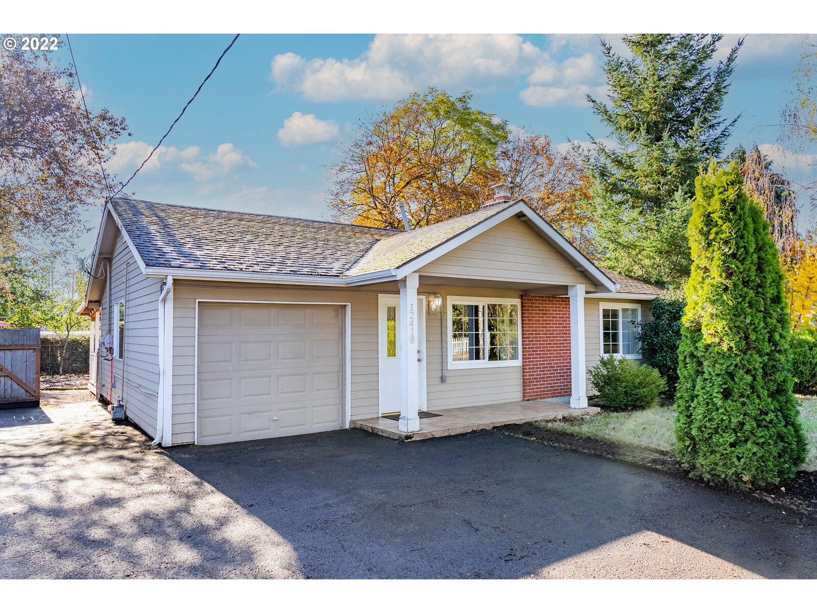 Property Photo: 12418 SE Market St OR 97233