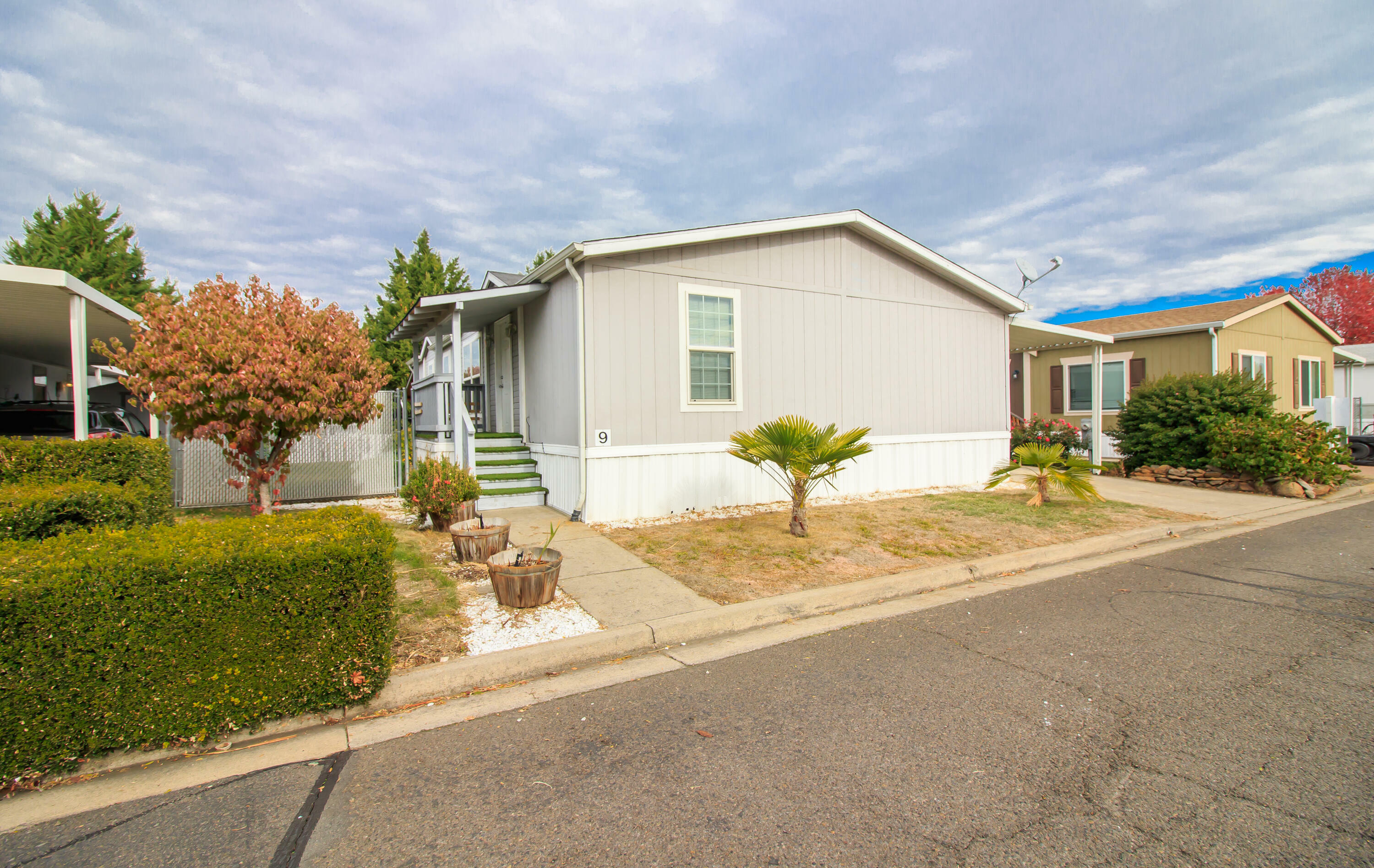 Property Photo:  2552 Thorn Oak Drive Spc 9  OR 97501 