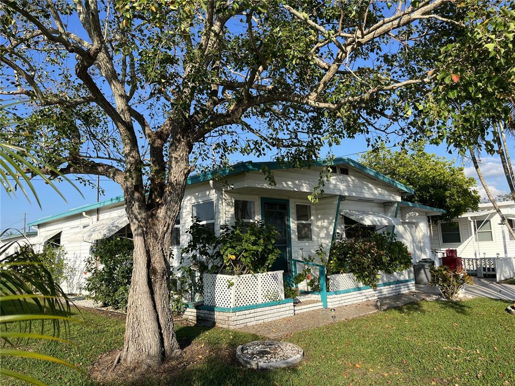 Property Photo:  111 48th Avenue Terrace W  FL 34207 