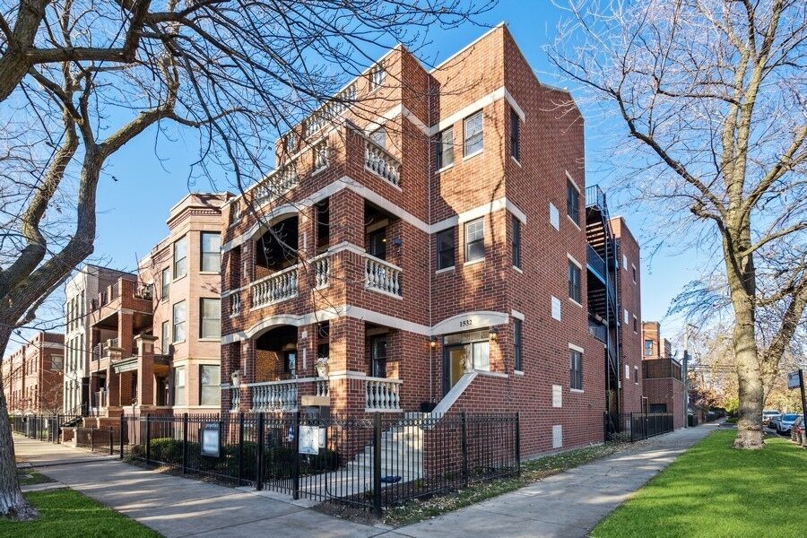 Property Photo: 1532 W Wrightwood Avenue 2 IL 60614