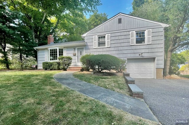 Property Photo:  27 Greenway Court  NJ 07624 