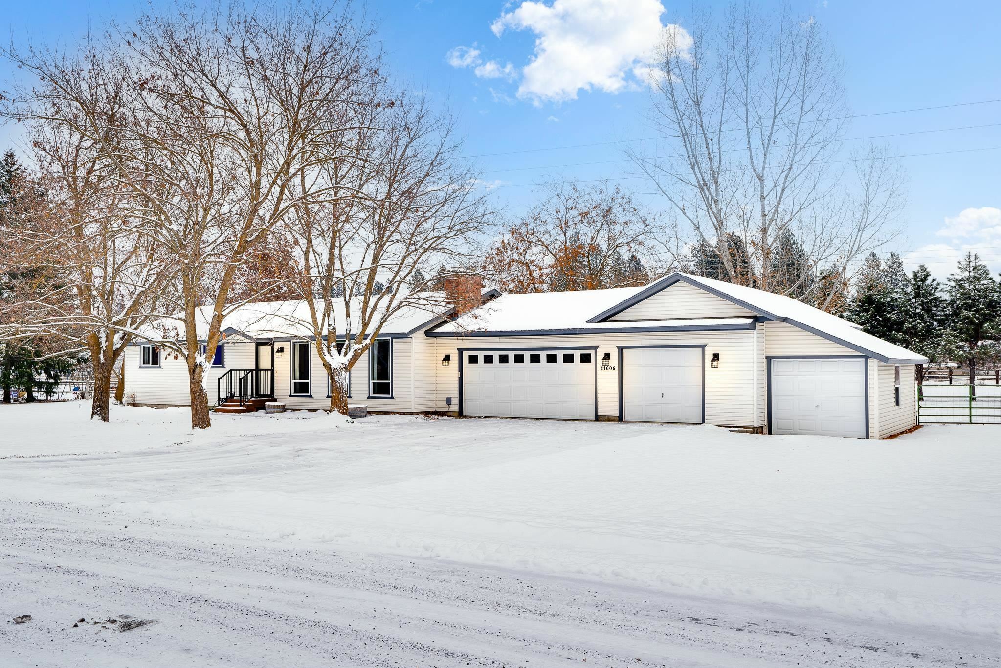Property Photo: 11606 N Camelia Dr WA 99021