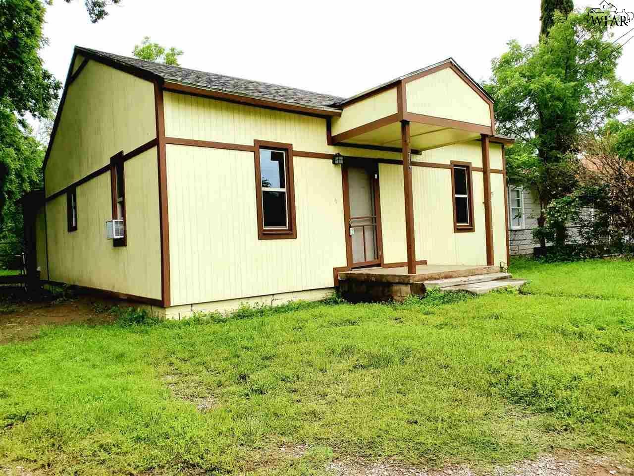 Property Photo: 712 W 3rd Street TX 76354