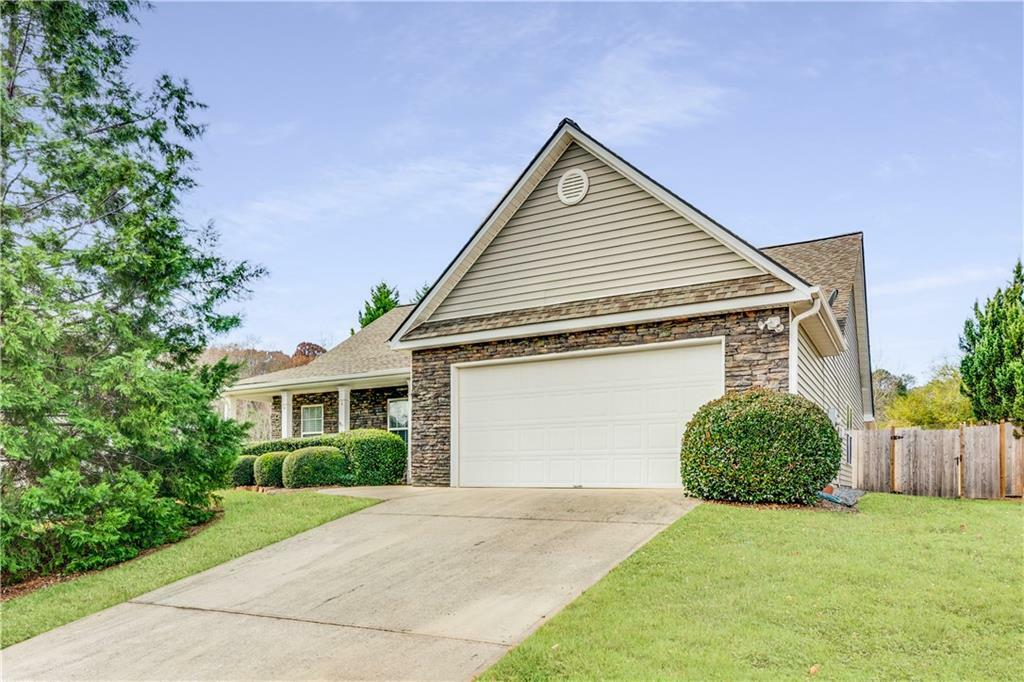 Property Photo: 706 Bridle Creek Way GA 30011