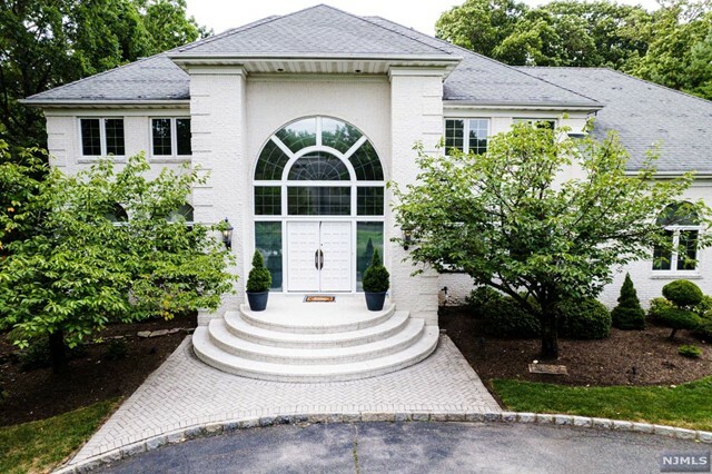 Property Photo:  17 Yale Court  NJ 07039 