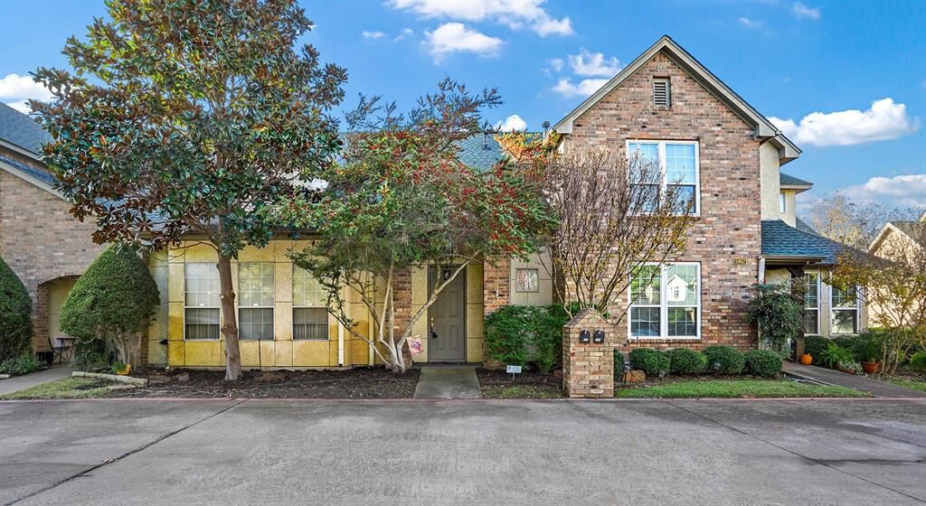 Property Photo: 5866 Pecan Chase TX 76132
