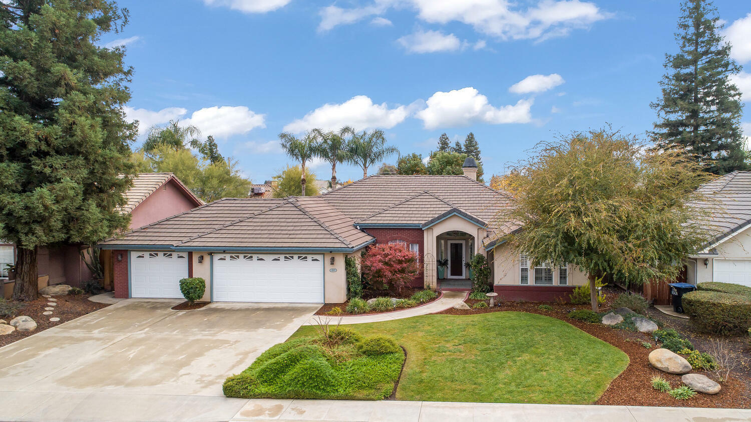 1007 W Hemlock Avenue  Visalia CA 93277 photo