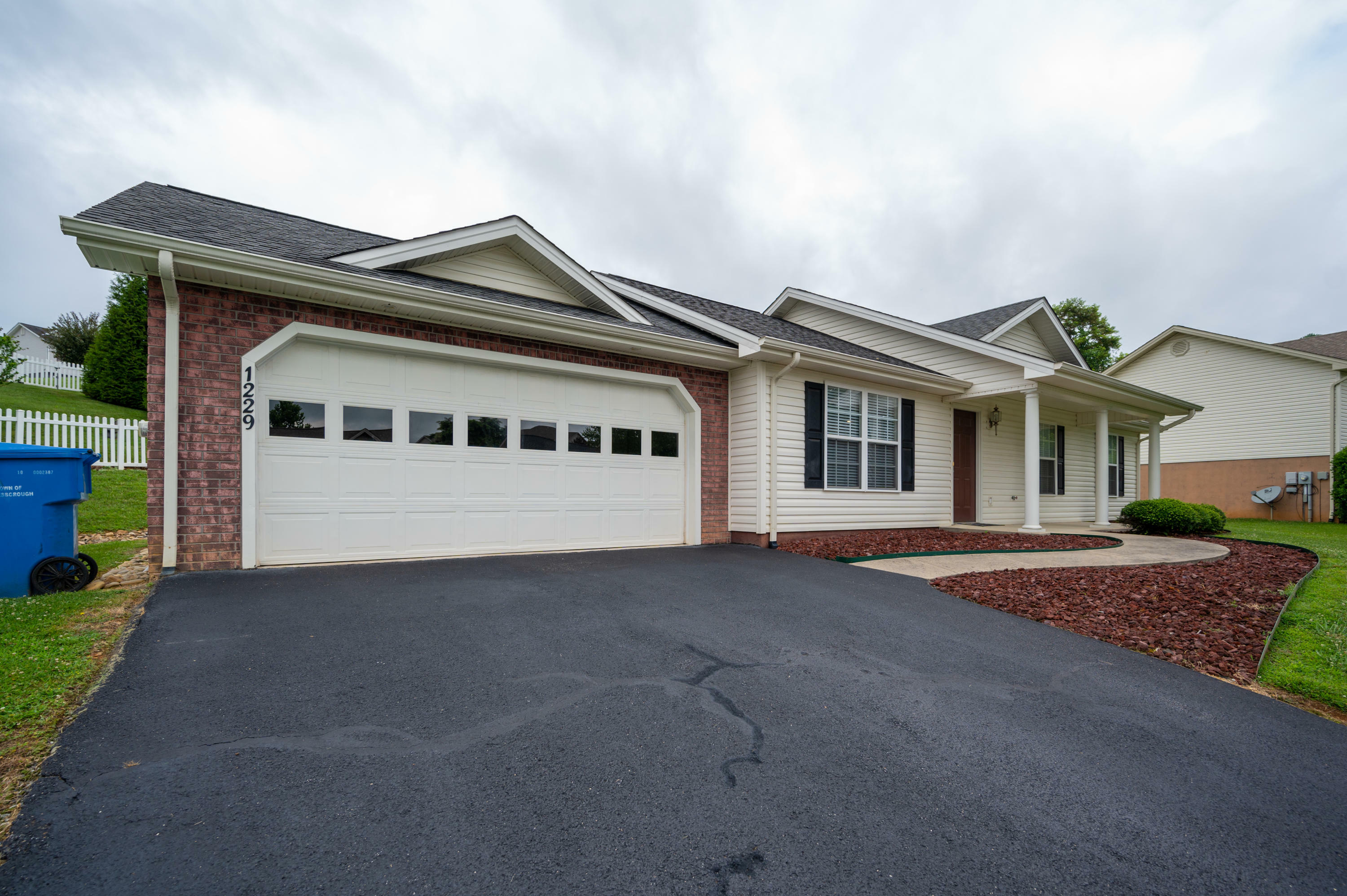 Property Photo:  1229 Meadow Creek Lane  TN 37659 