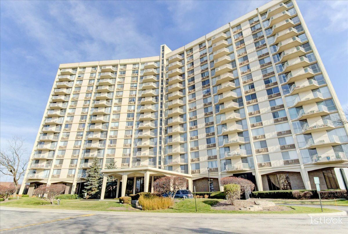 Property Photo:  40 N Tower Road 2J  IL 60523 