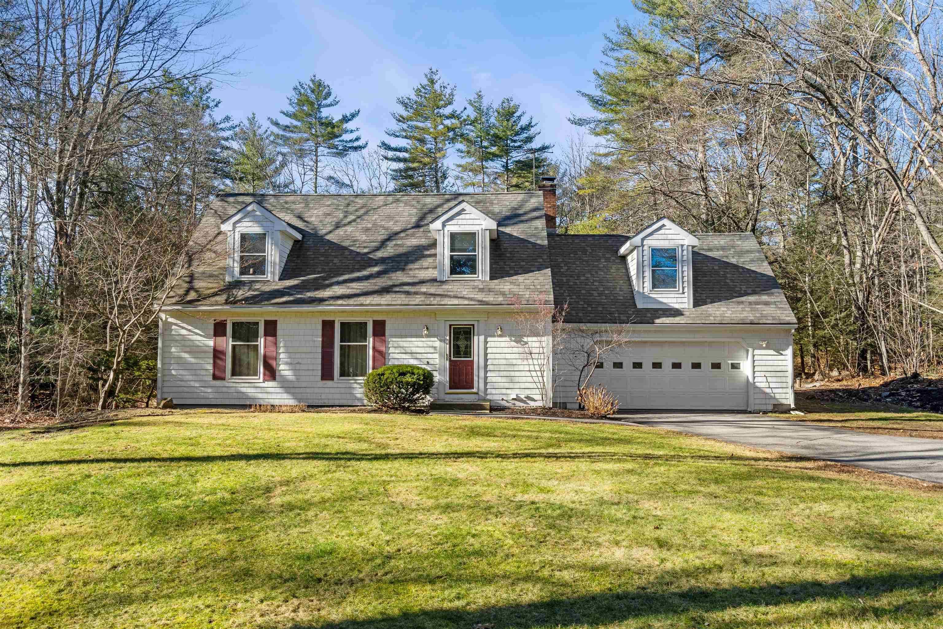 Property Photo:  5 Wentworth Drive  NH 03110 