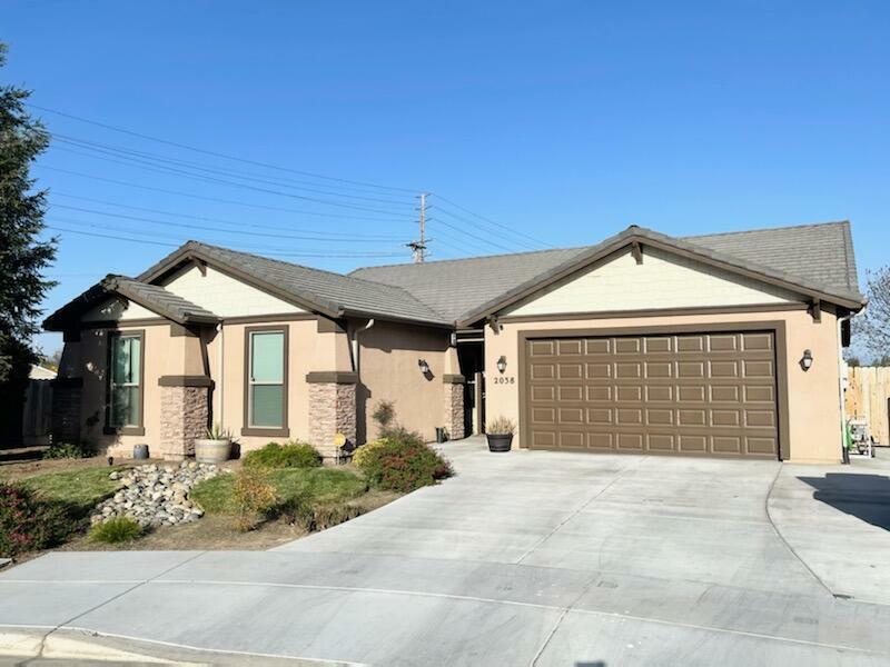 Property Photo:  2038 E Country Court  CA 93292 