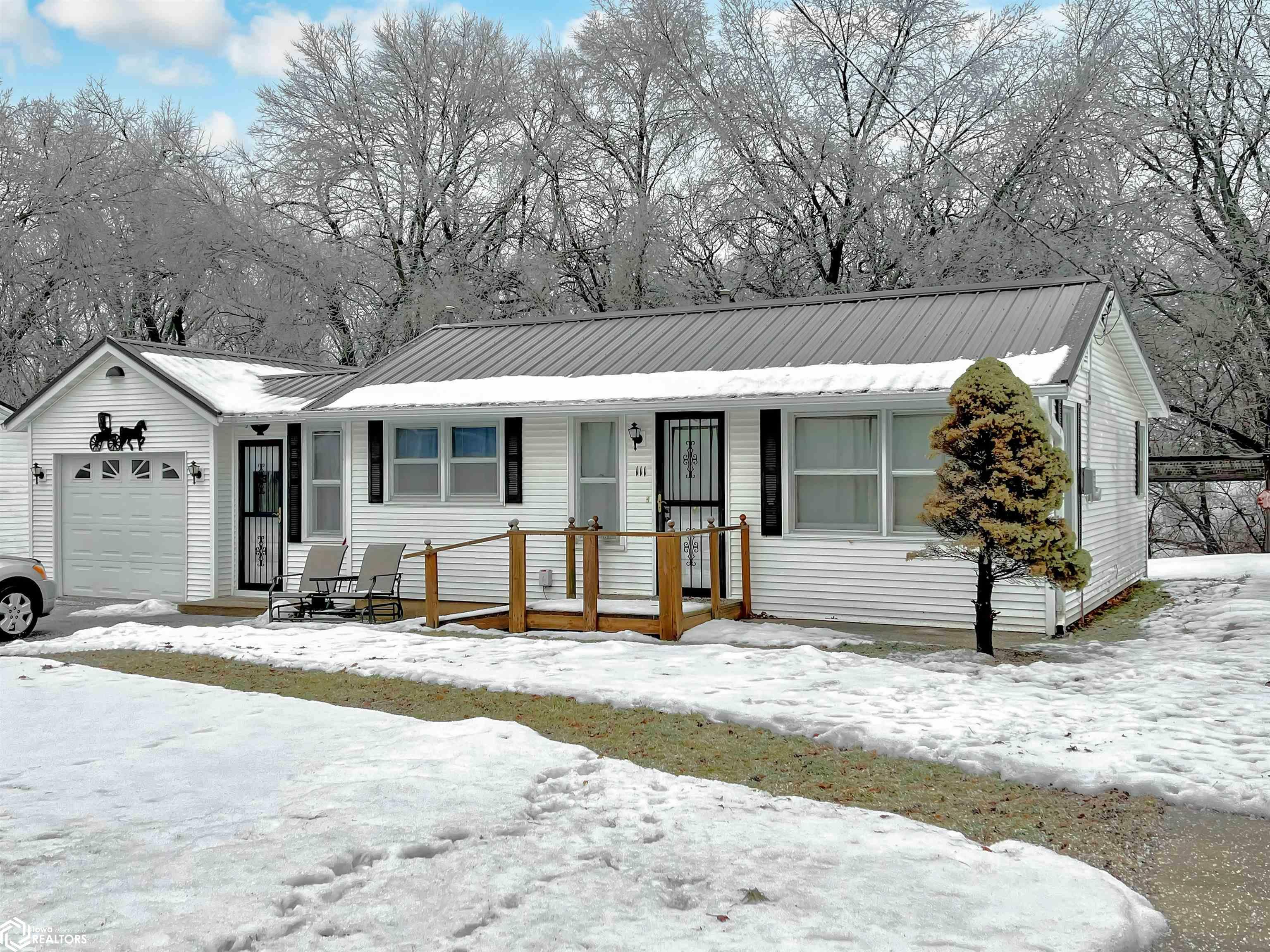 Property Photo:  111 South Avenue  IA 50126 