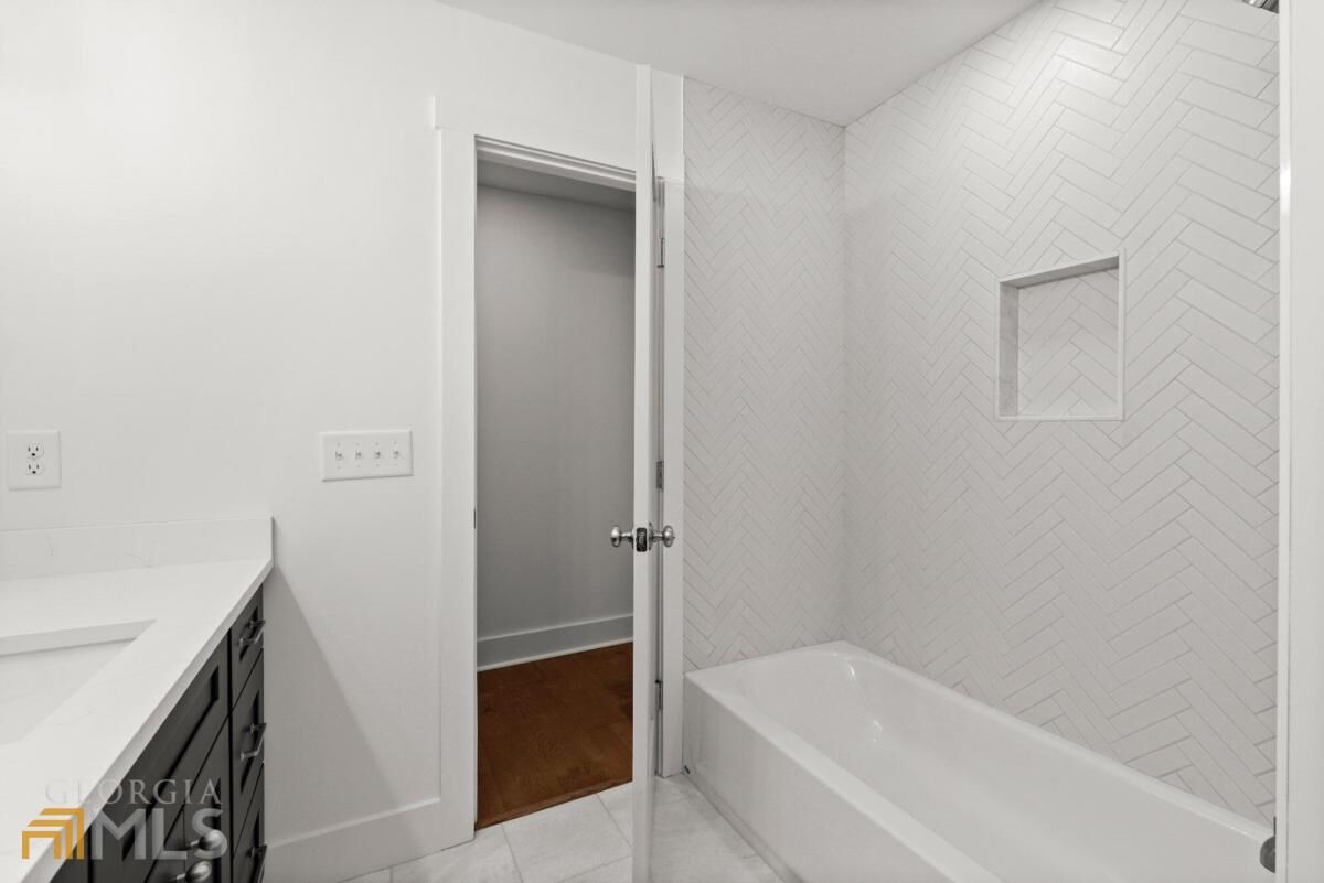 Property Photo:  1422 E Bank Drive  GA 30068