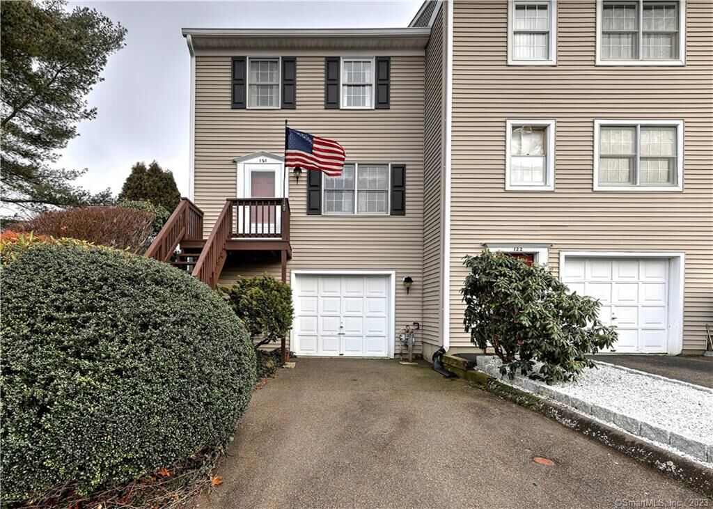 Property Photo:  121 Summit Commons 121  CT 06418 