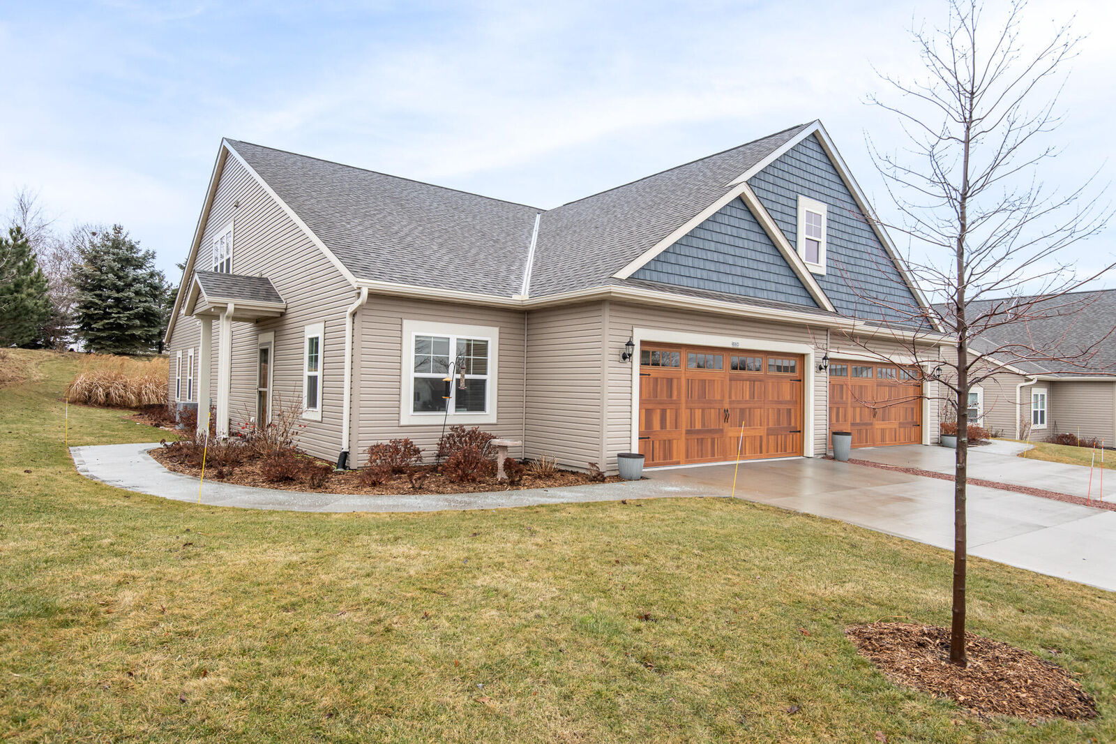 Property Photo:  880 Bridlewood Dr 1  WI 53027 