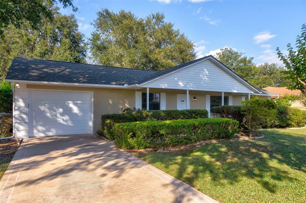 Property Photo:  12501 Wedgefield Drive  FL 32735 