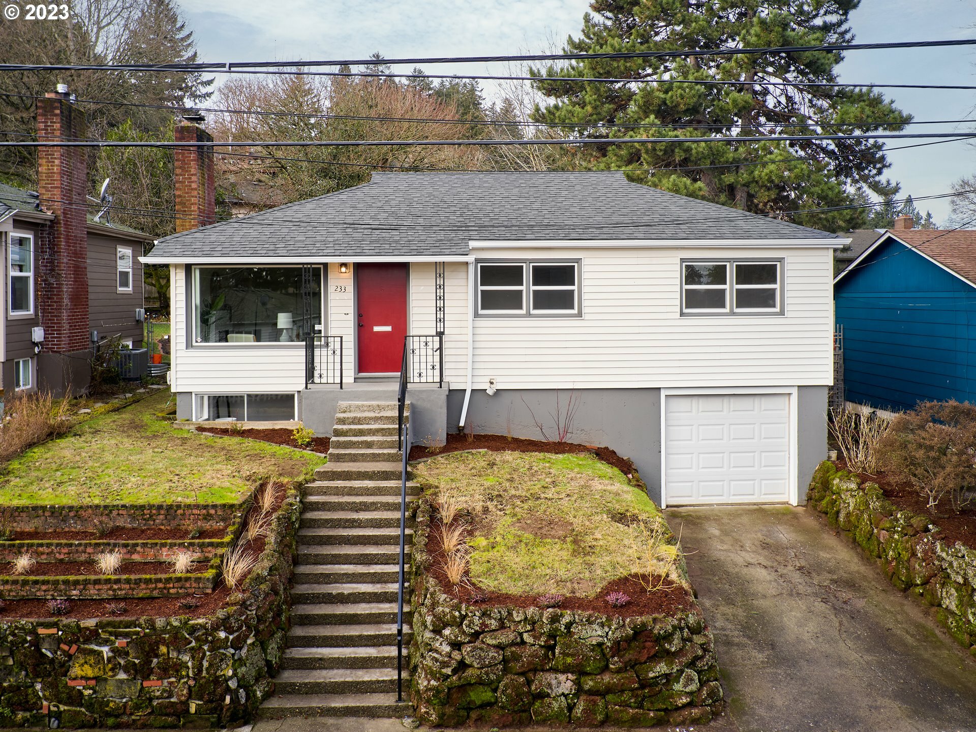 Property Photo:  233 SE 74th Ave  OR 97215 