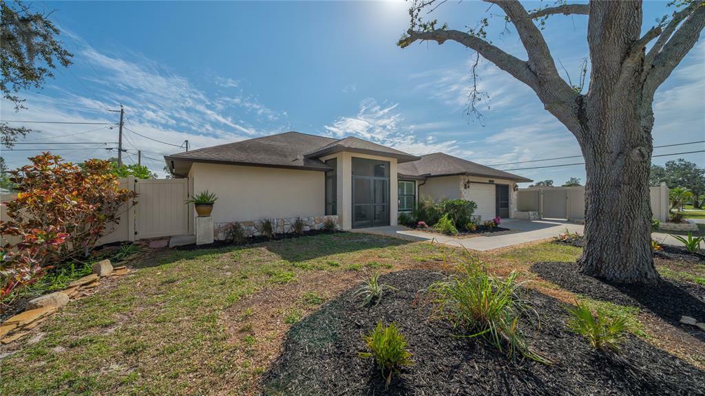 Property Photo:  1041 Poinciana Road  FL 34293 