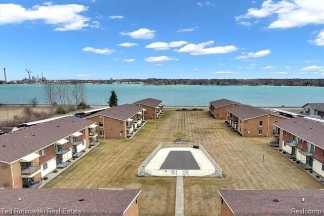 Property Photo:  1900-E1 River Road 1  MI 48040 