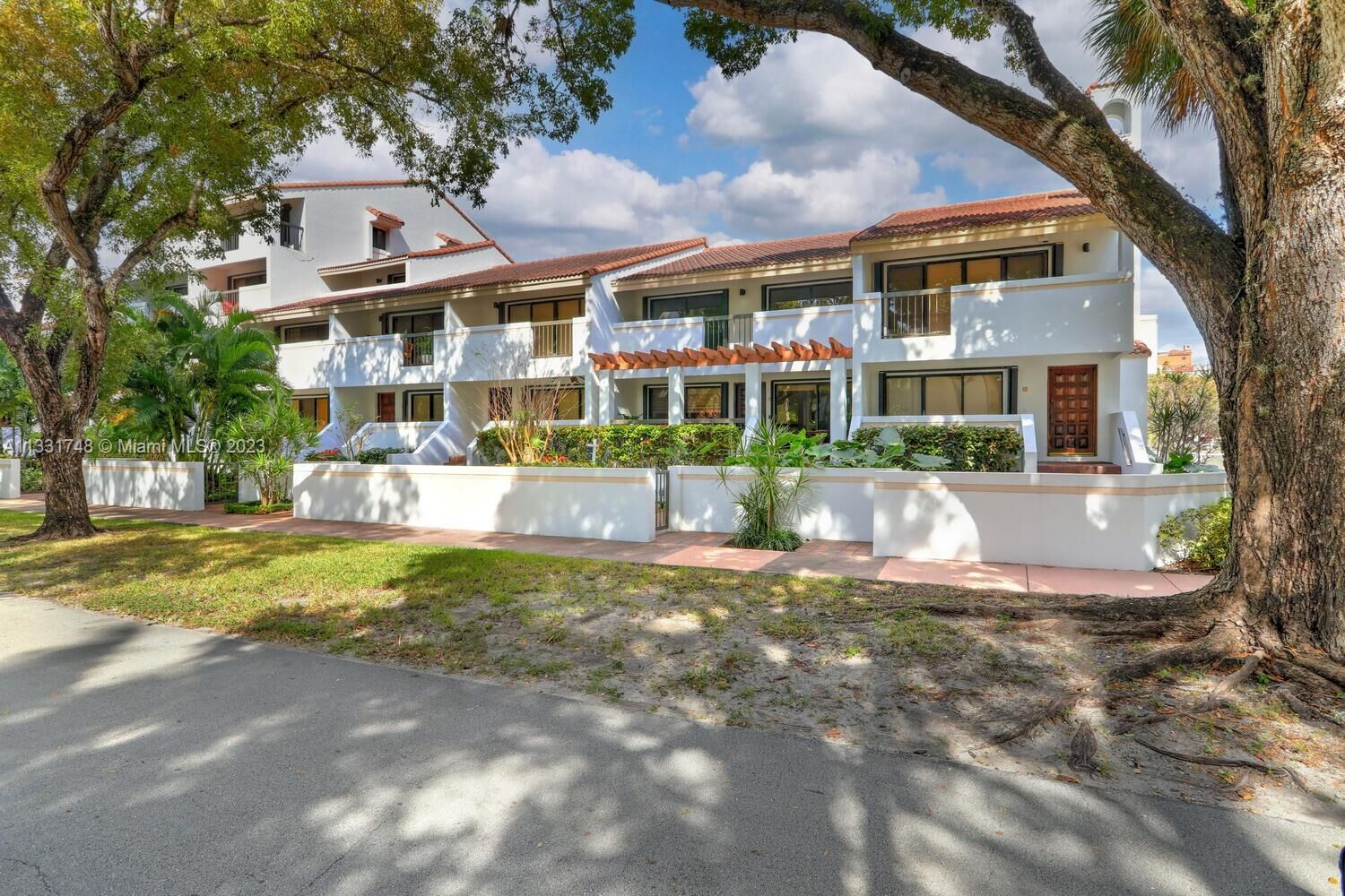 Property Photo:  2600 Cardena St 8  FL 33134