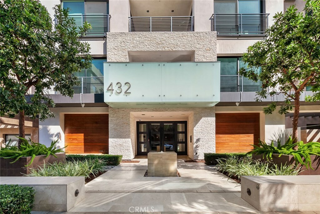 Property Photo: 432 N Oakhurst Drive 307 CA 90210