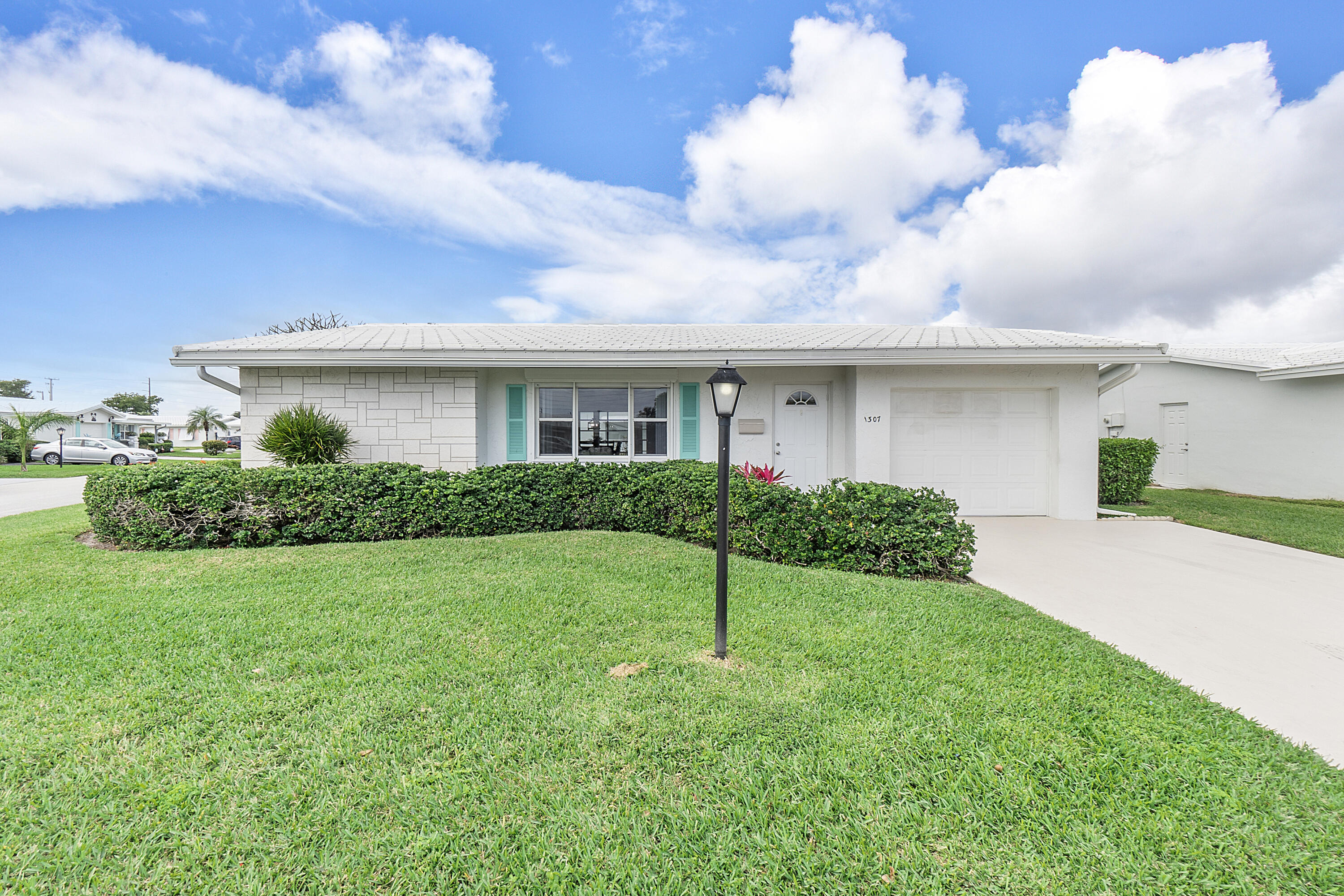 Property Photo: 1307 SW 16th Street FL 33426