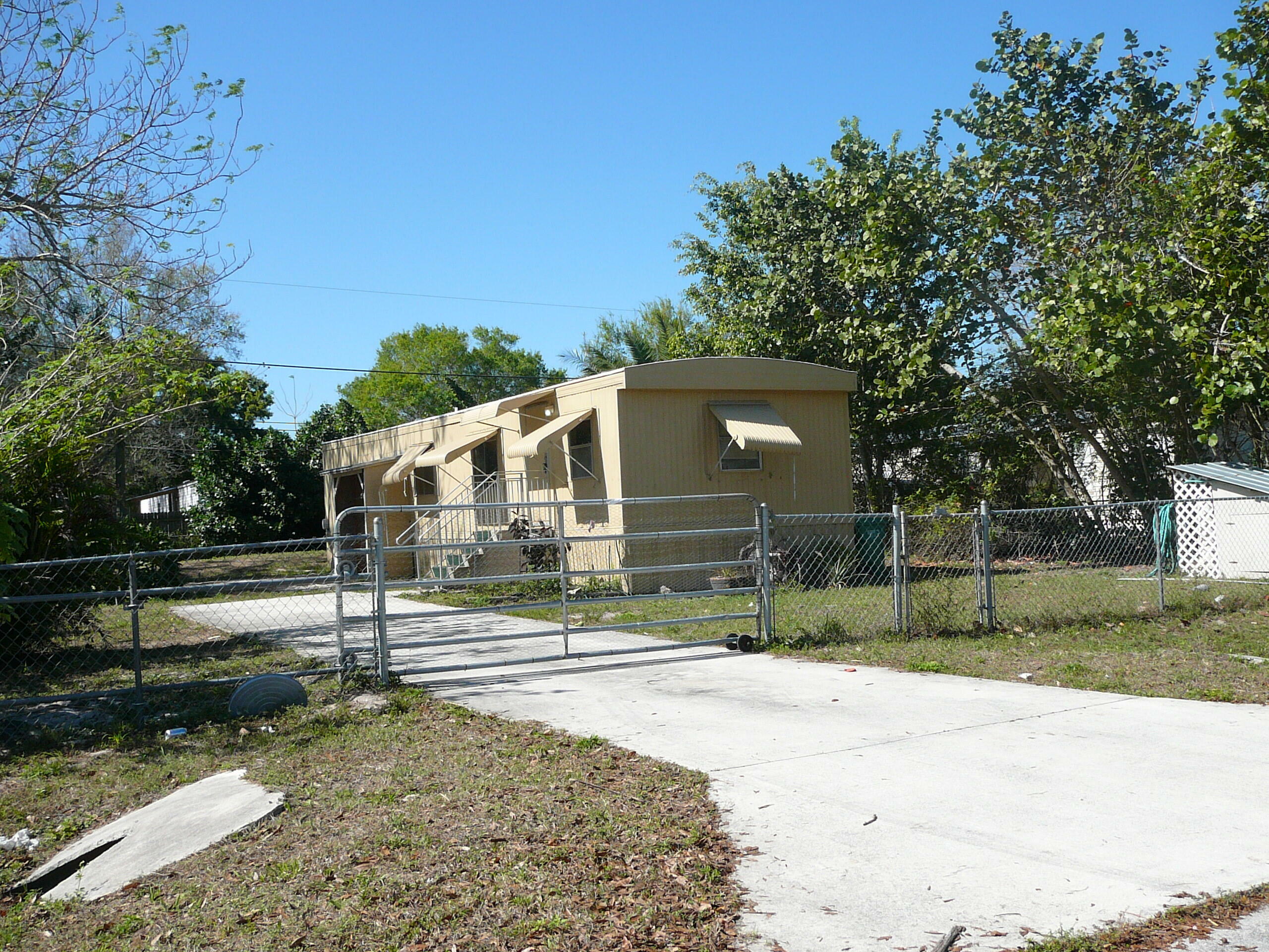 Property Photo:  1115 E Joy Lane  FL 34945 