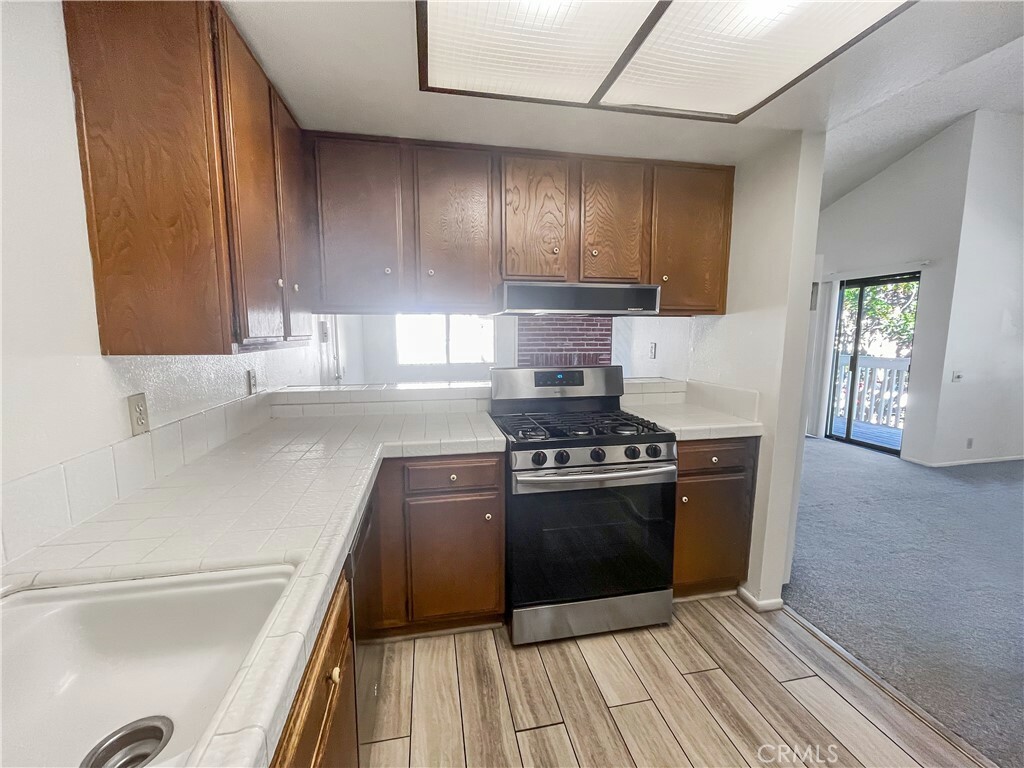 Property Photo:  19185 Shoreline Lane 5  CA 92648 