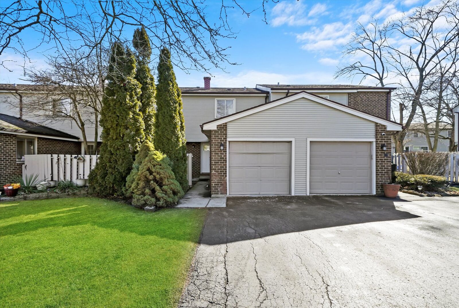 Property Photo: 823 Greenbriar Lane IL 60466