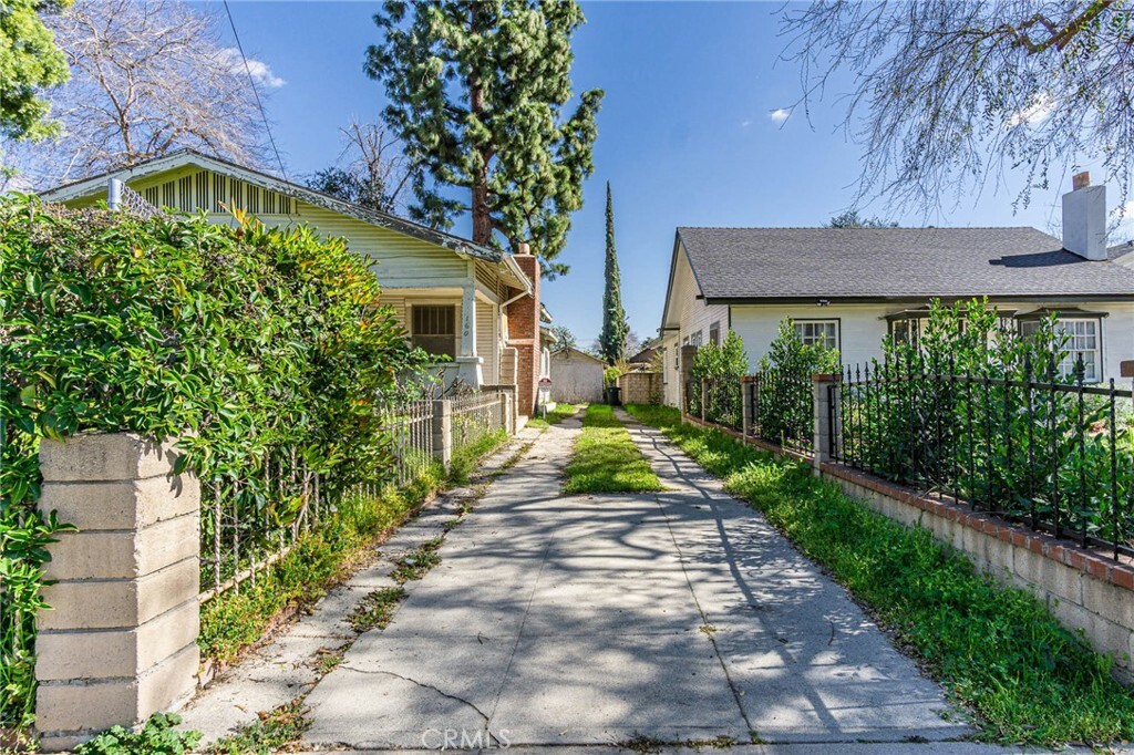 Property Photo:  160 S Altadena Drive  CA 91107 