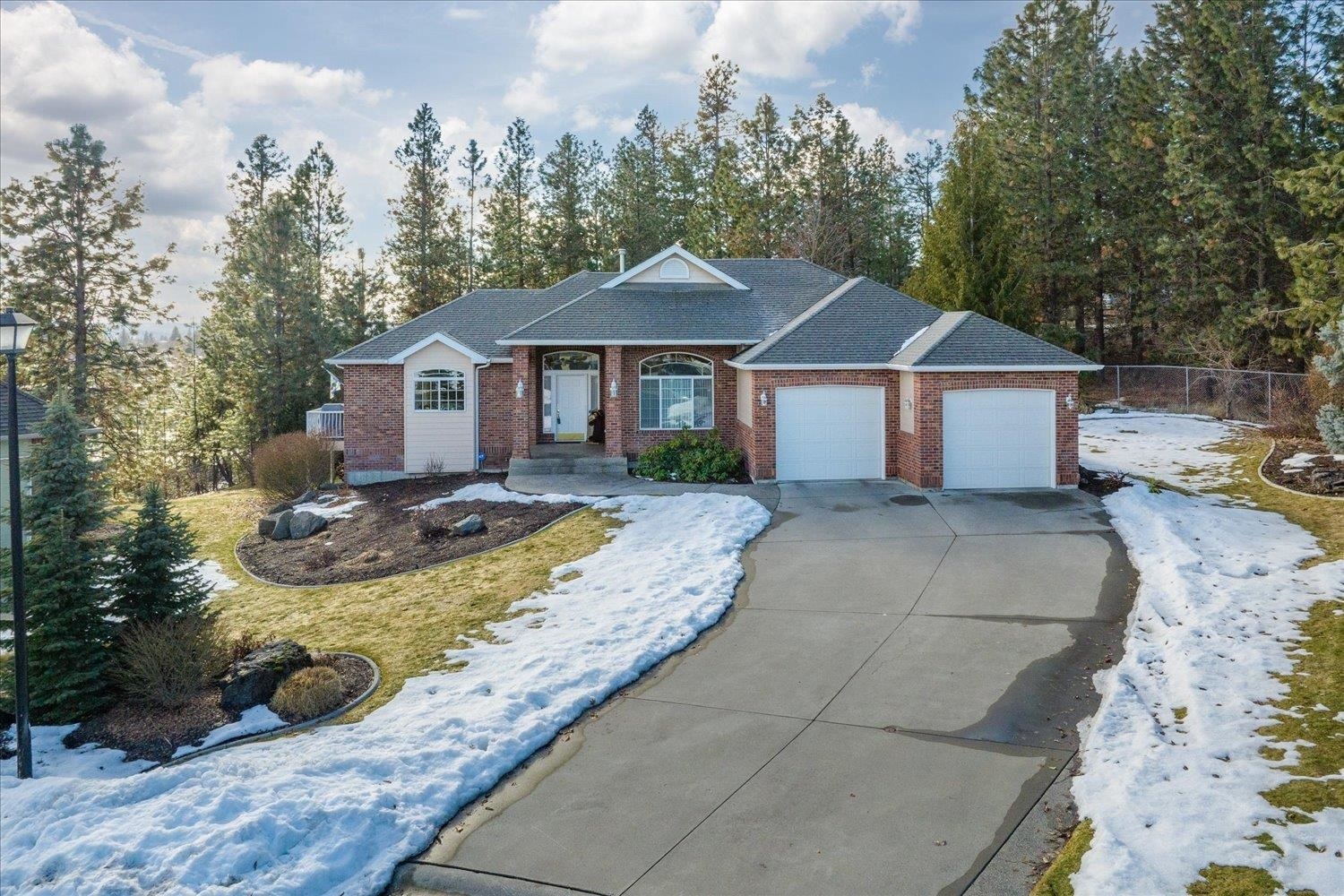 Property Photo: 6803 N East Bluff Ct WA 99208-7128