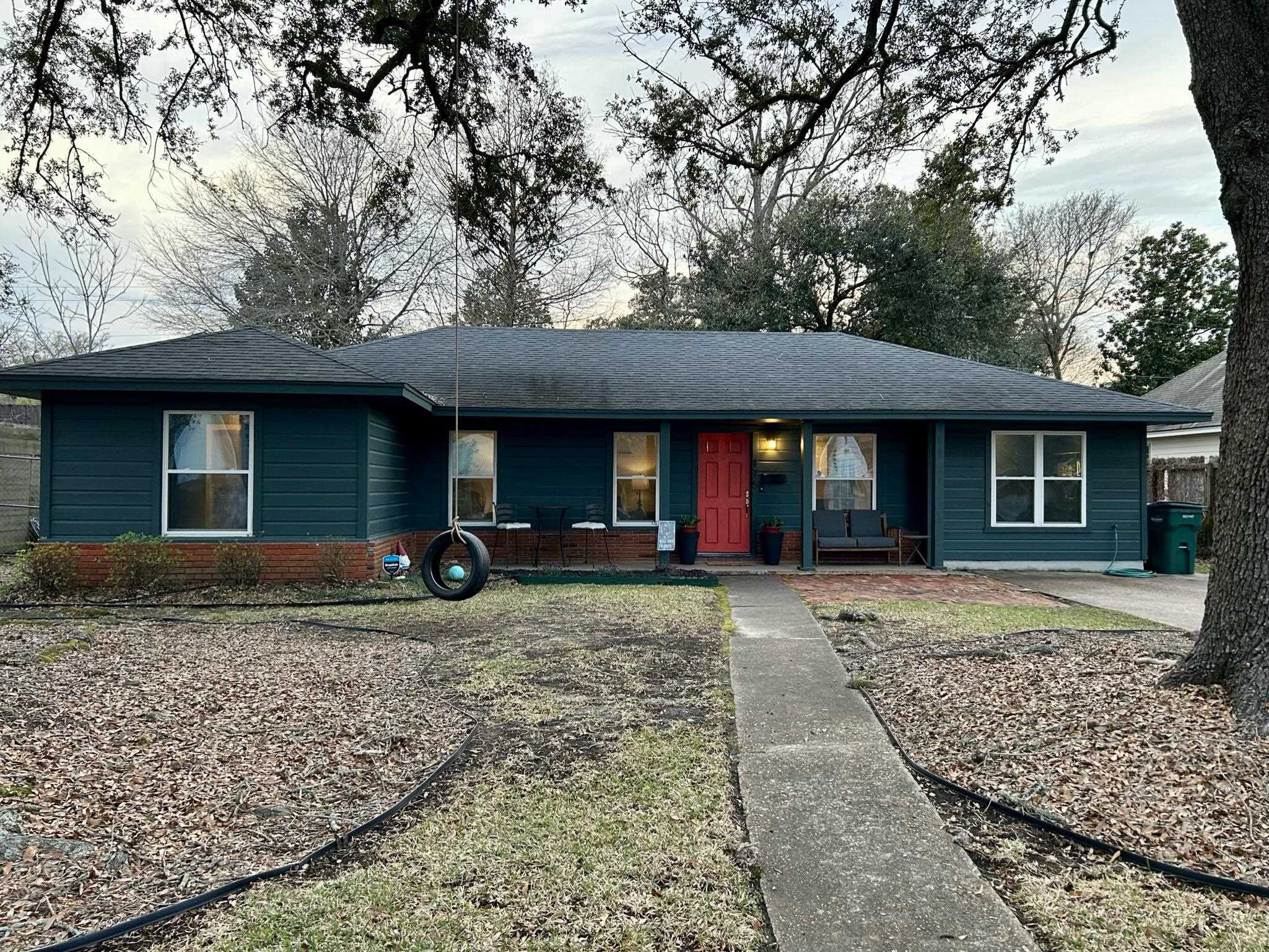 Property Photo:  175 E Circuit  TX 77706 