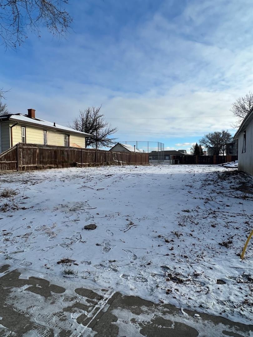 Property Photo:  343 20 Street N  AB T1H 3M8 