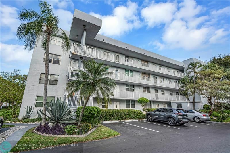 Property Photo: 104 Royal Park Dr 2B FL 33309