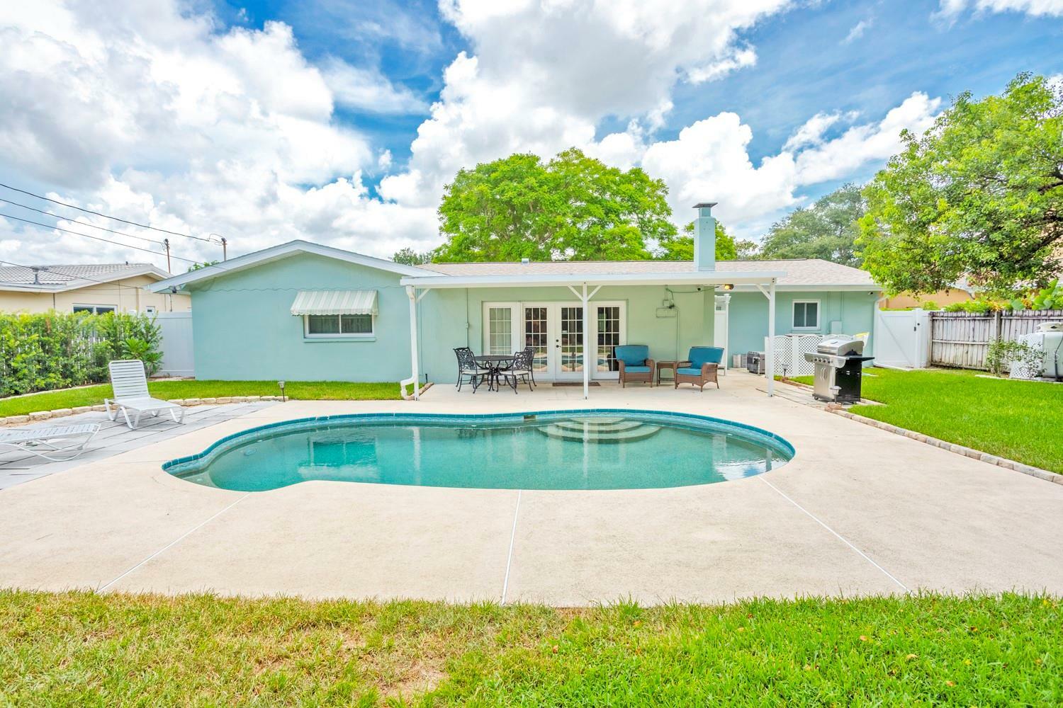 Property Photo:  546 Lois Ln  FL 33770 