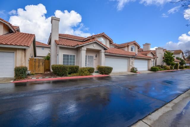 Property Photo: 852 Friendly Cir CA 92021