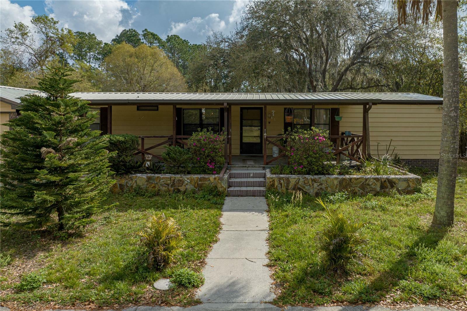 Property Photo: 8503 Gibson Oaks Drive FL 33809
