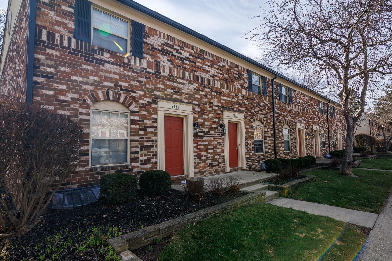 Property Photo:  2543 Scioto View Lane I-2543  OH 43221 