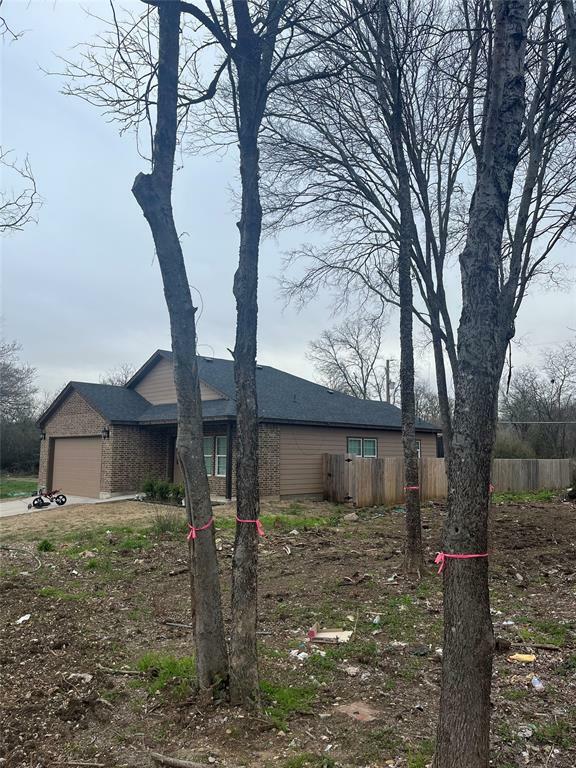 Property Photo:  1340 E Fogg Street  TX 76115 