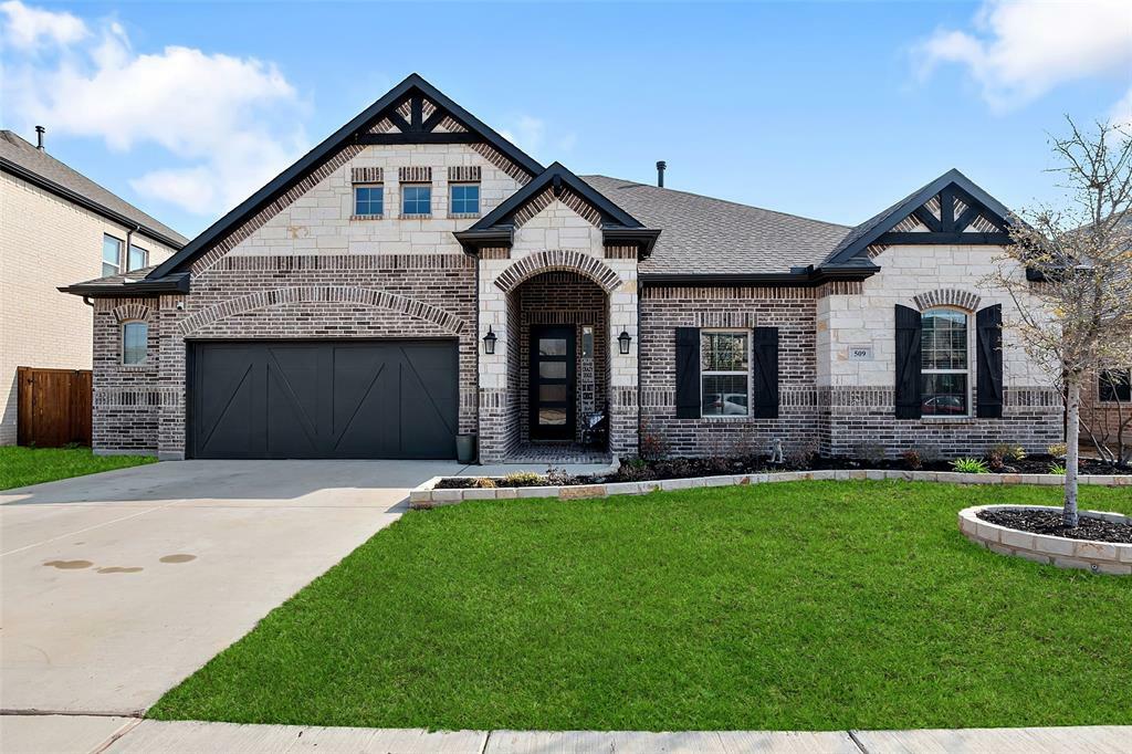 Property Photo: 509 Oakcrest Drive TX 76247