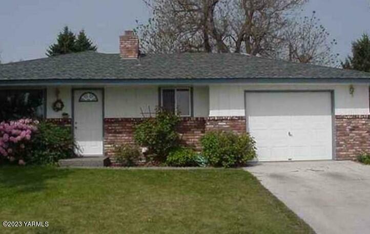 Property Photo: 616 N 46th Ave WA 98908