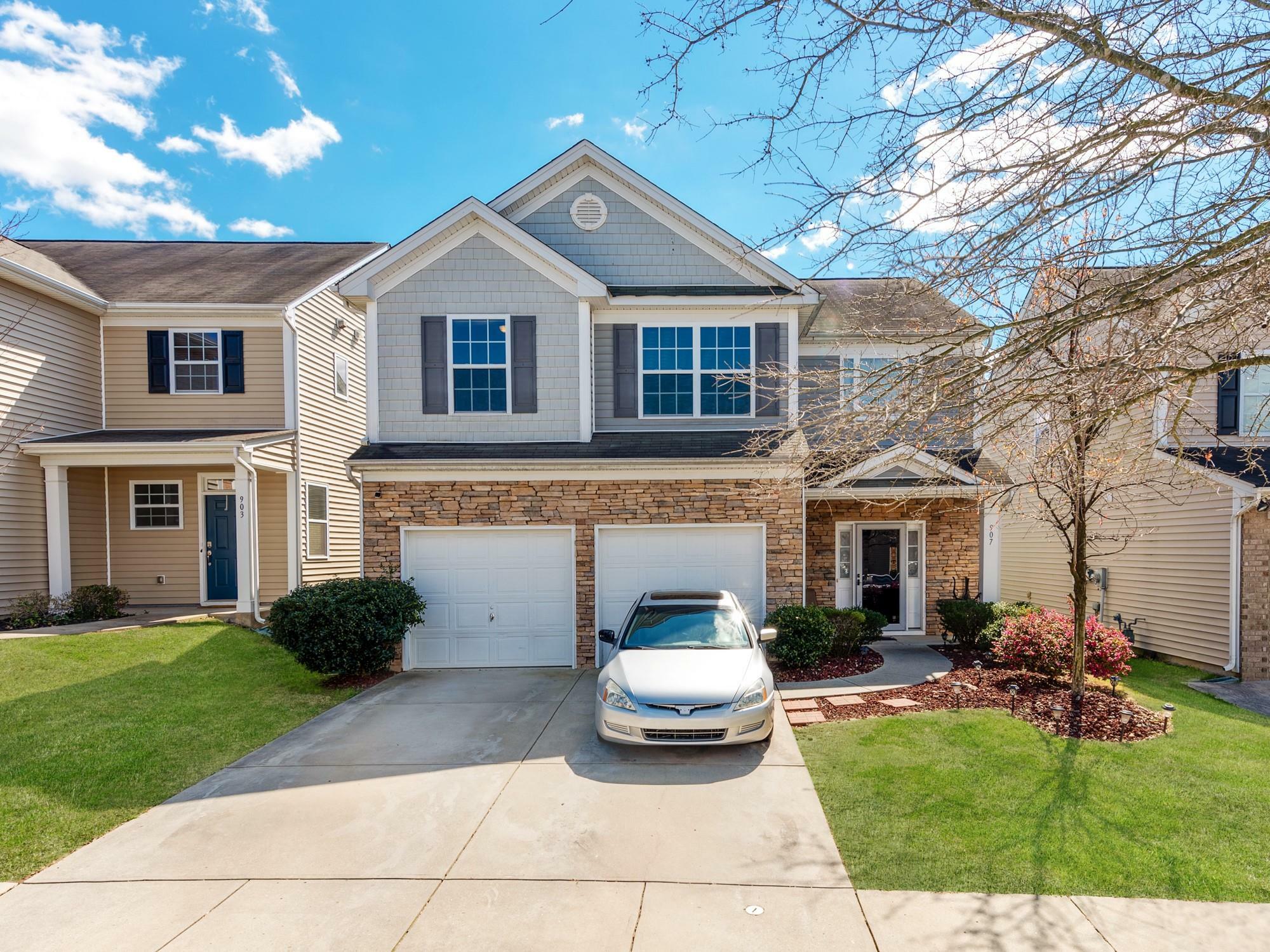 Property Photo: 907 Old Forester Lane NC 28214