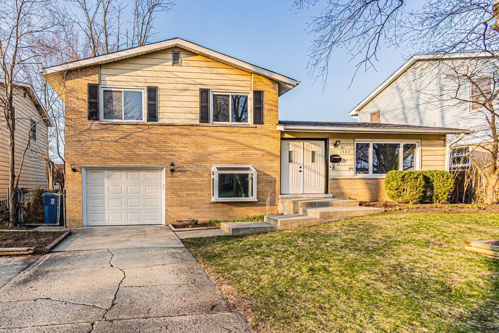Property Photo: 1502 W Catalpa Lane IL 60056