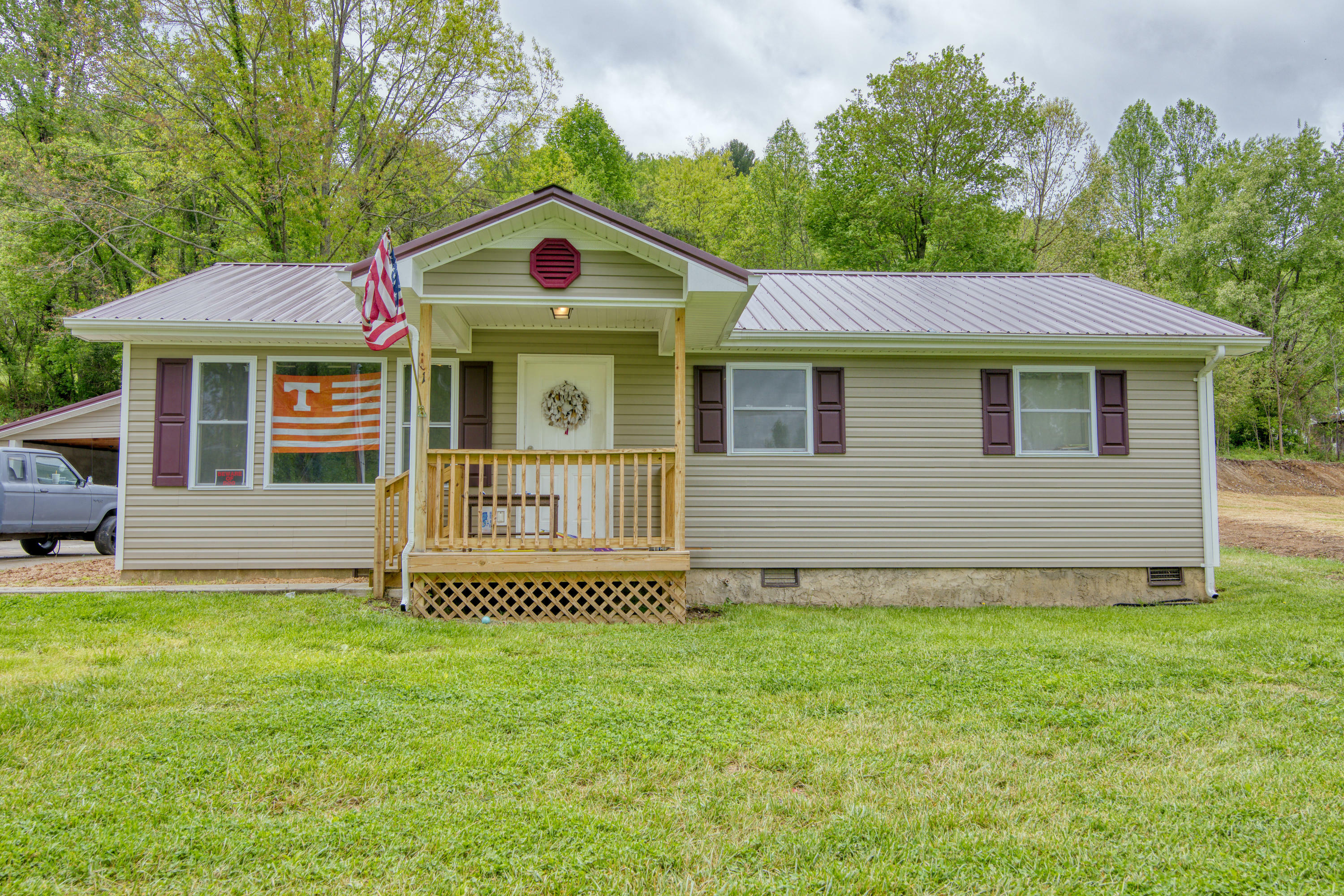 Property Photo:  120 Oak Street  TN 37650 