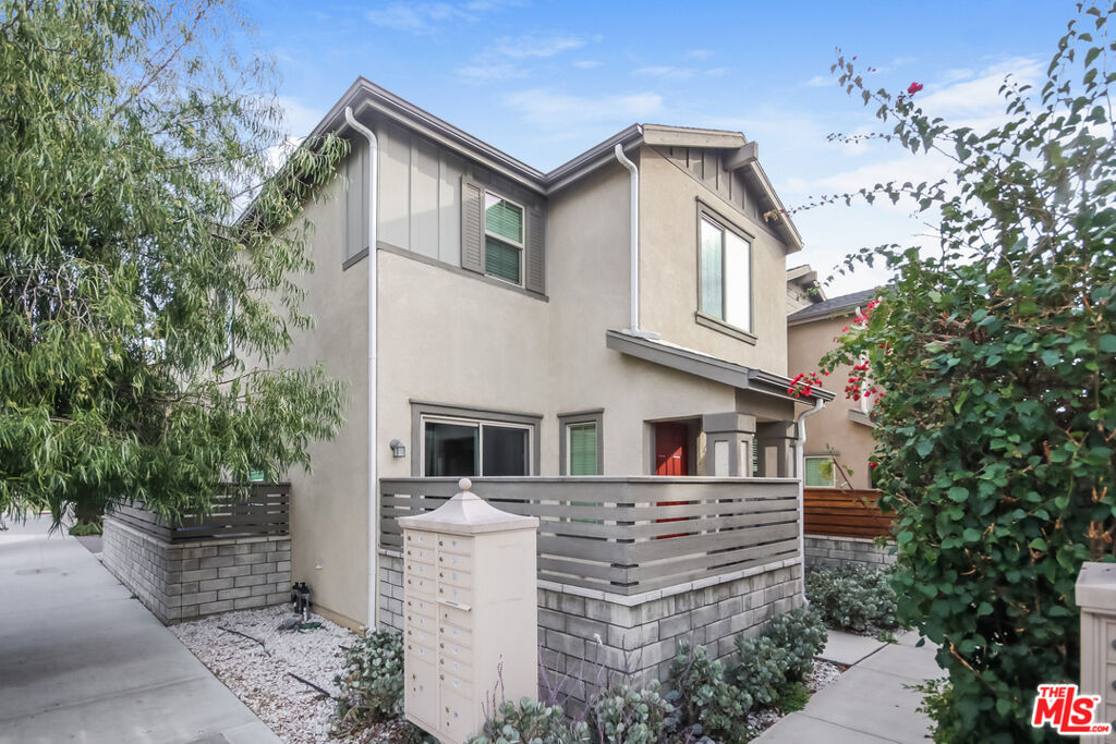 Property Photo:  10954 Kittridge Street  CA 91606 