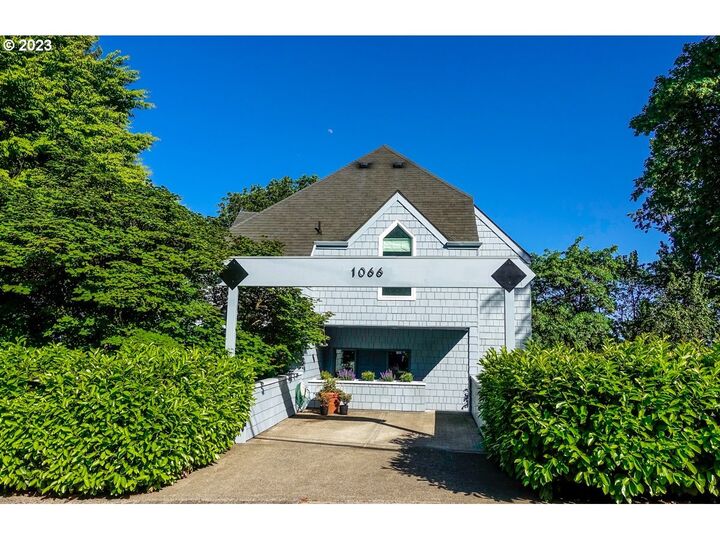Home for sale in Portland 1066 SW Westwood Dr, Portland, OR 97239