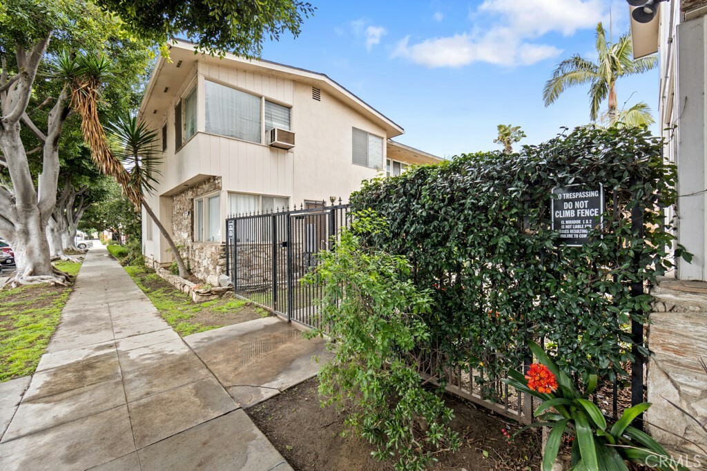 Property Photo:  1023 E Appleton Street 7  CA 90802 