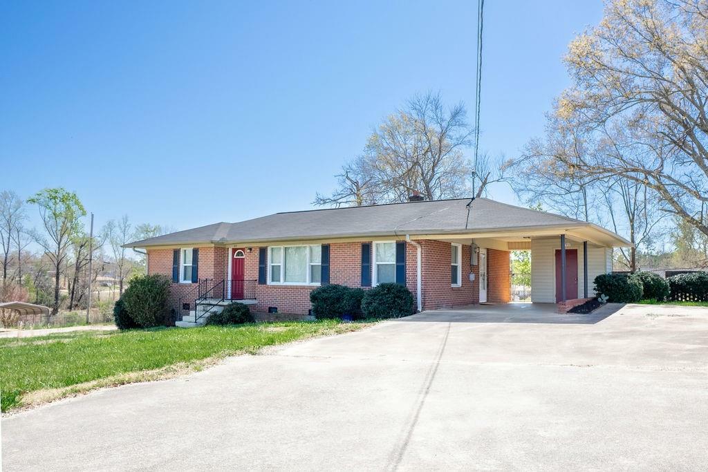 Property Photo:  614 E South 6th Street  SC 29678 