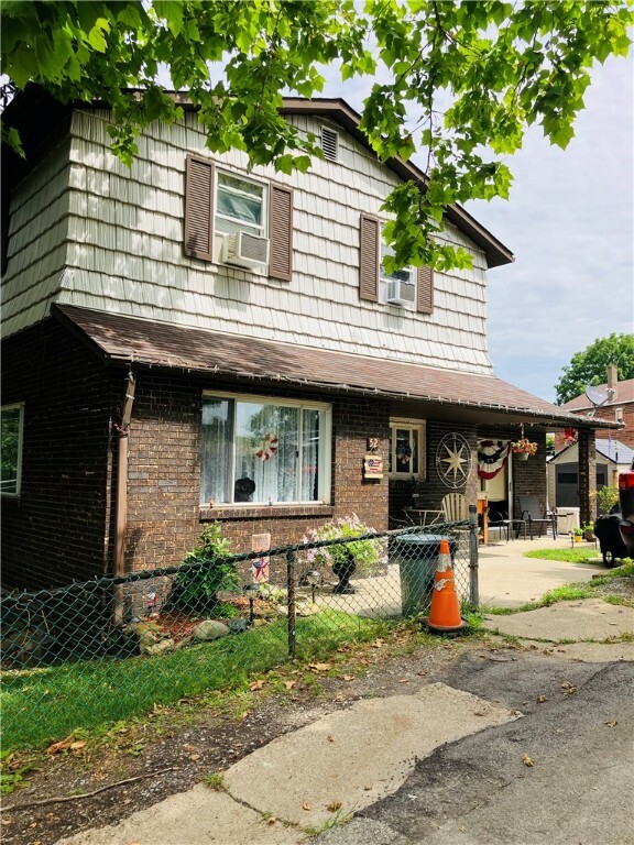 Property Photo:  52 Grant St  PA 15324 